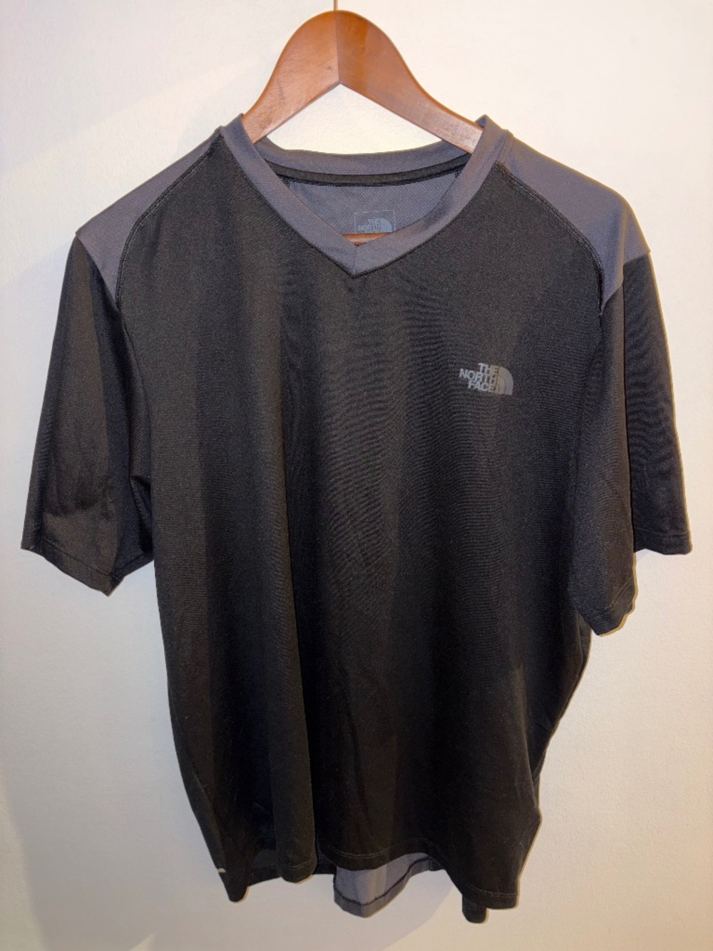 The North Face Men’s FlashDry V-Neck Athletic Running Shirt Black Grey Size L